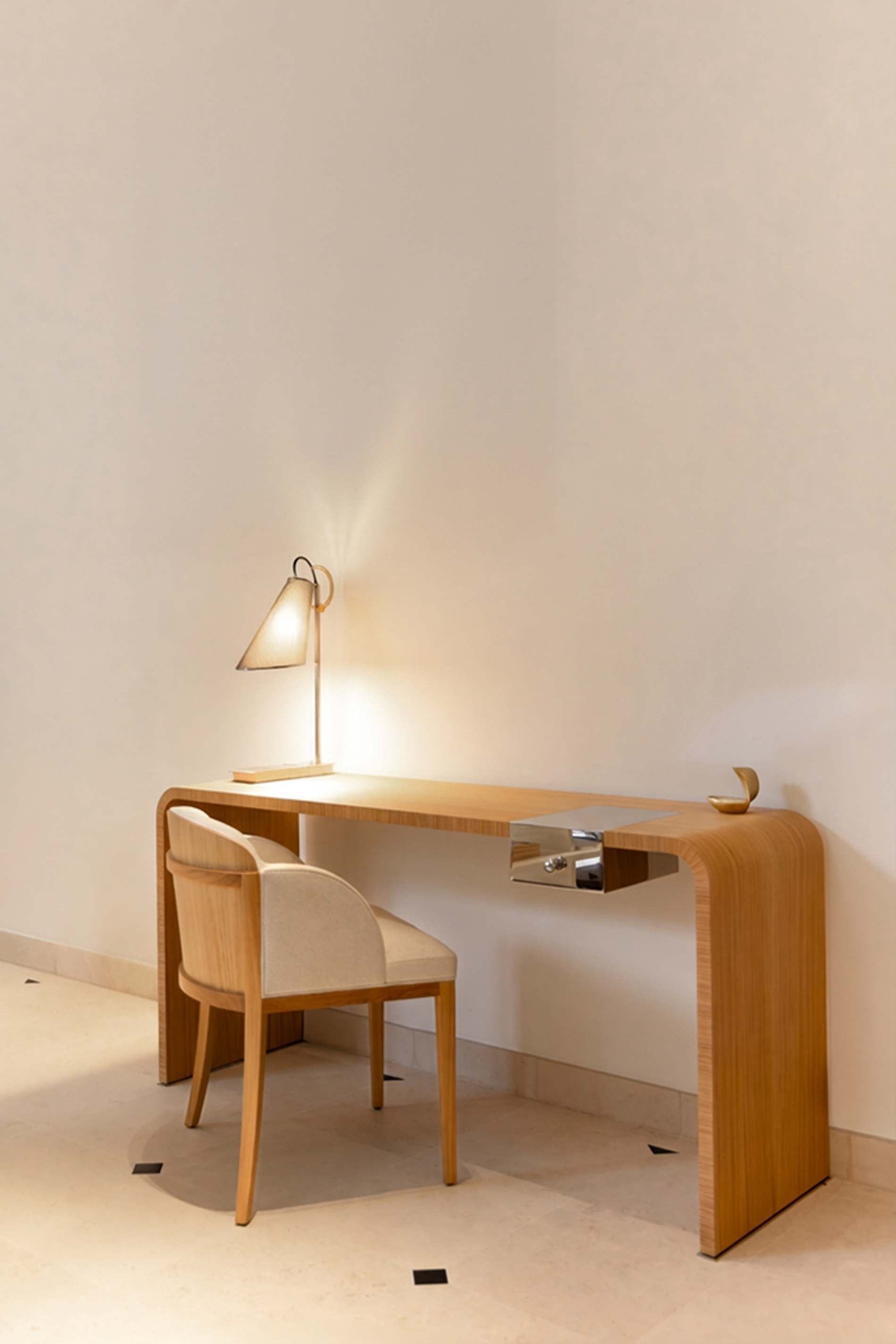 Confidence desk