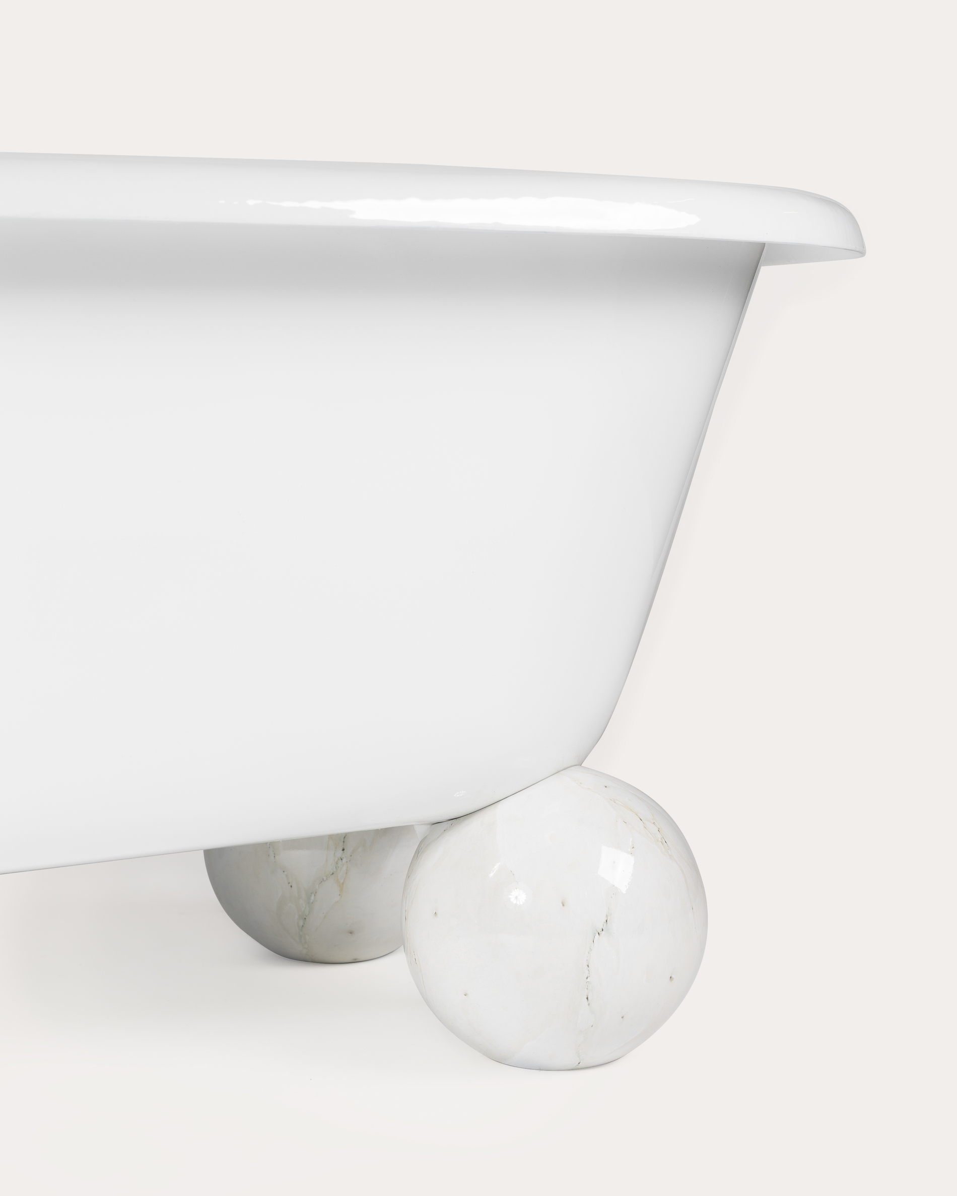 Boule bathtub
