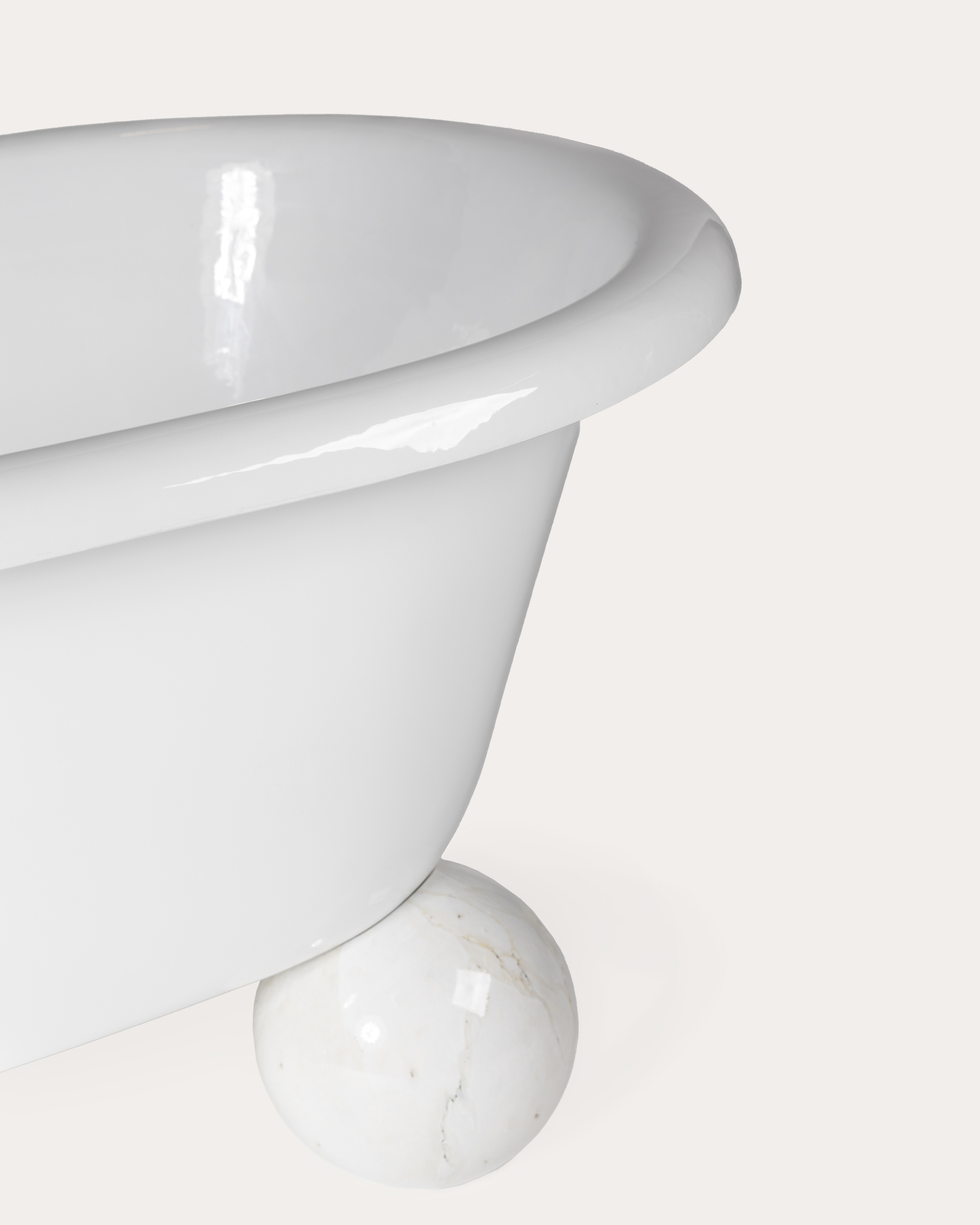 Boule bathtub