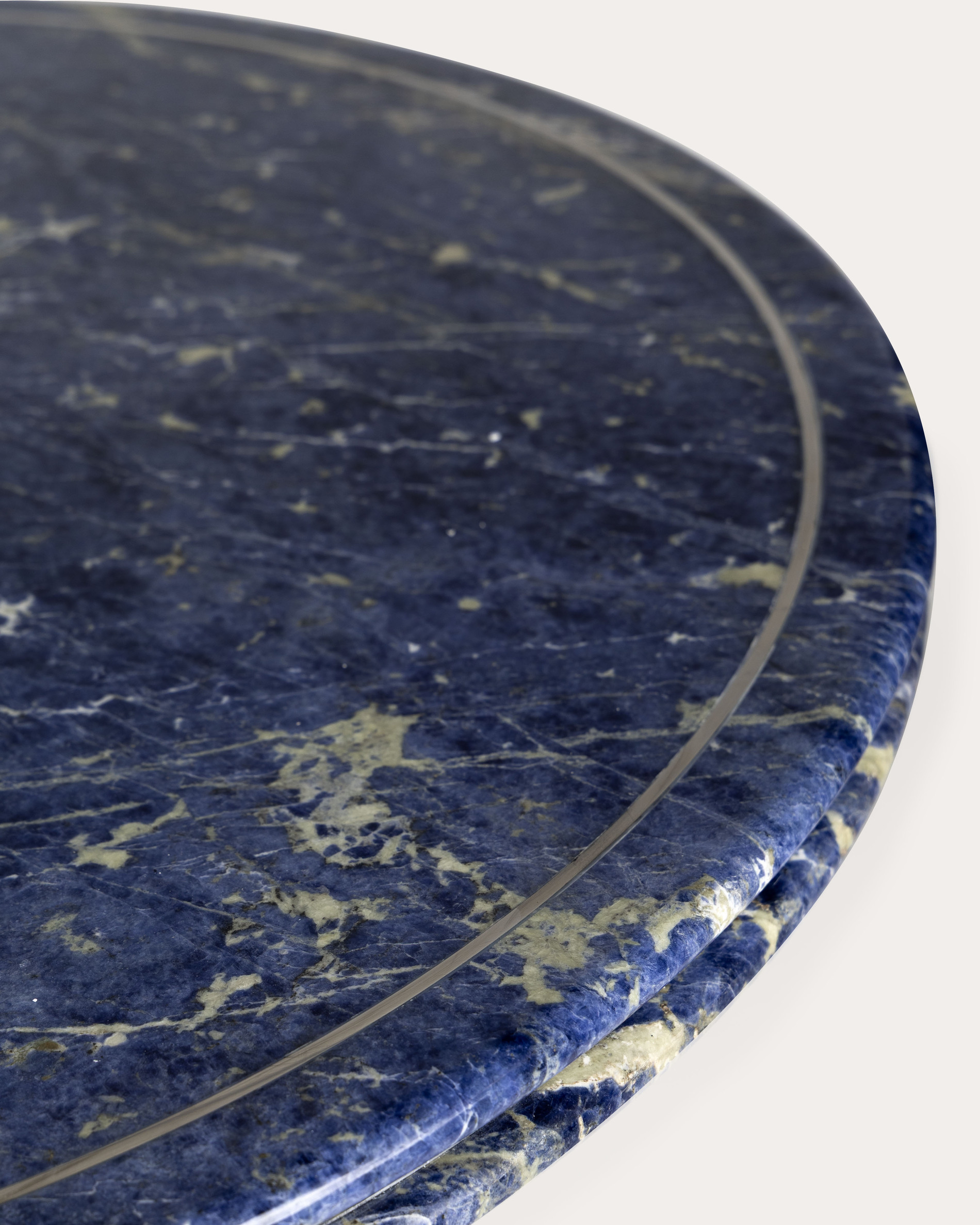 Eloge de la Courbe dining table • collector